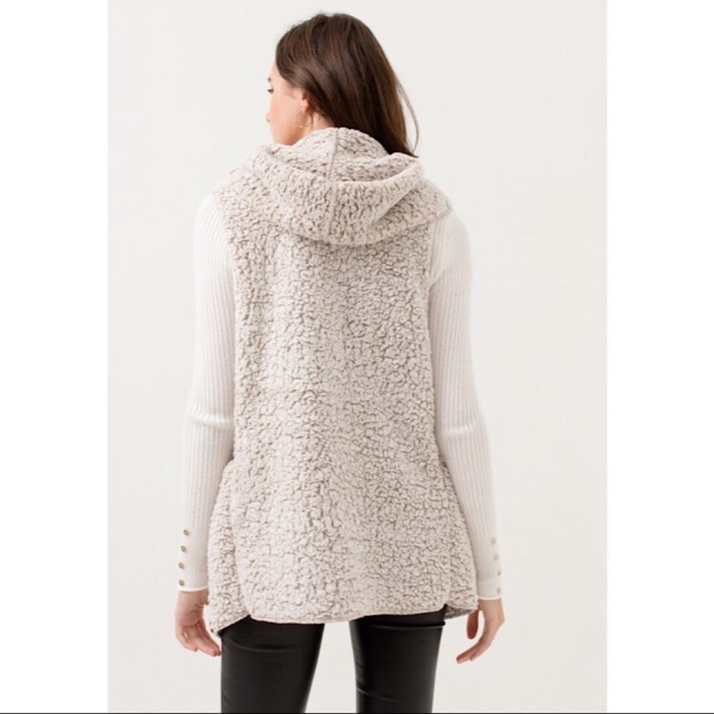 ❗️LAST: Medium Fuzzy Hoodie Vest - Picture 2 of 4